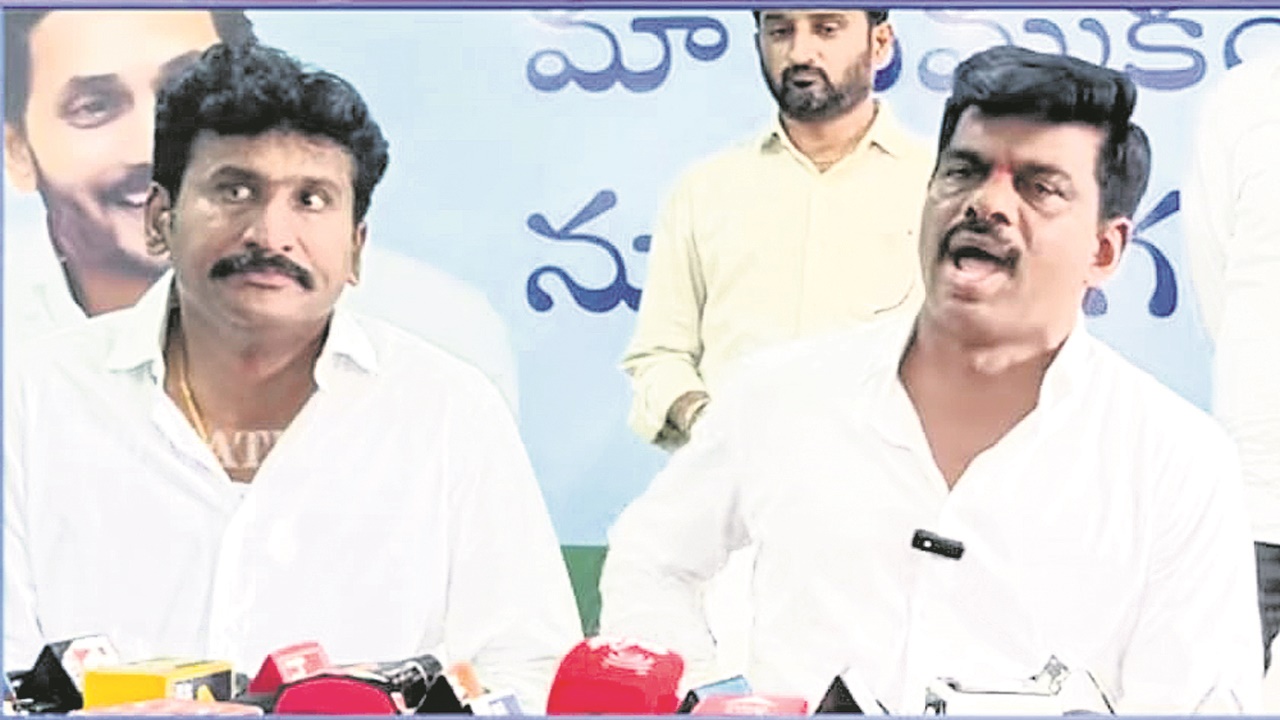 YCP : కొడుతున్నారు బాబోయ్‌..!