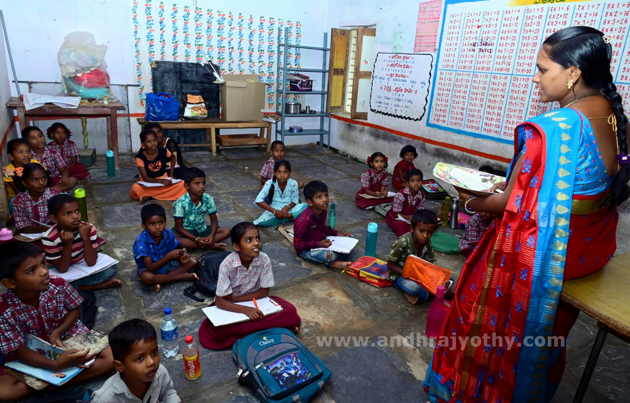 స్కూళ్లు తెరుచుకున్నాయి..