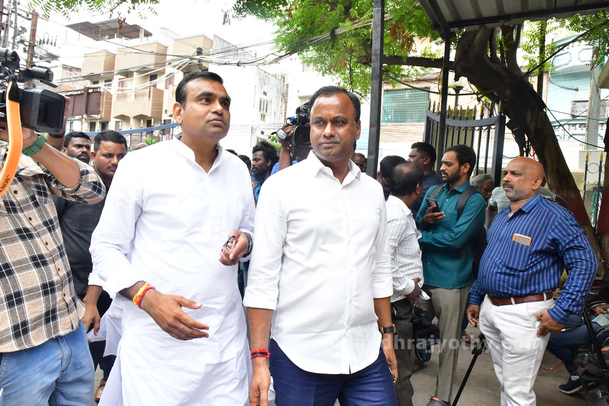 నాంపల్లి కోర్టుకు దీపాదాస్‌ మున్షీ