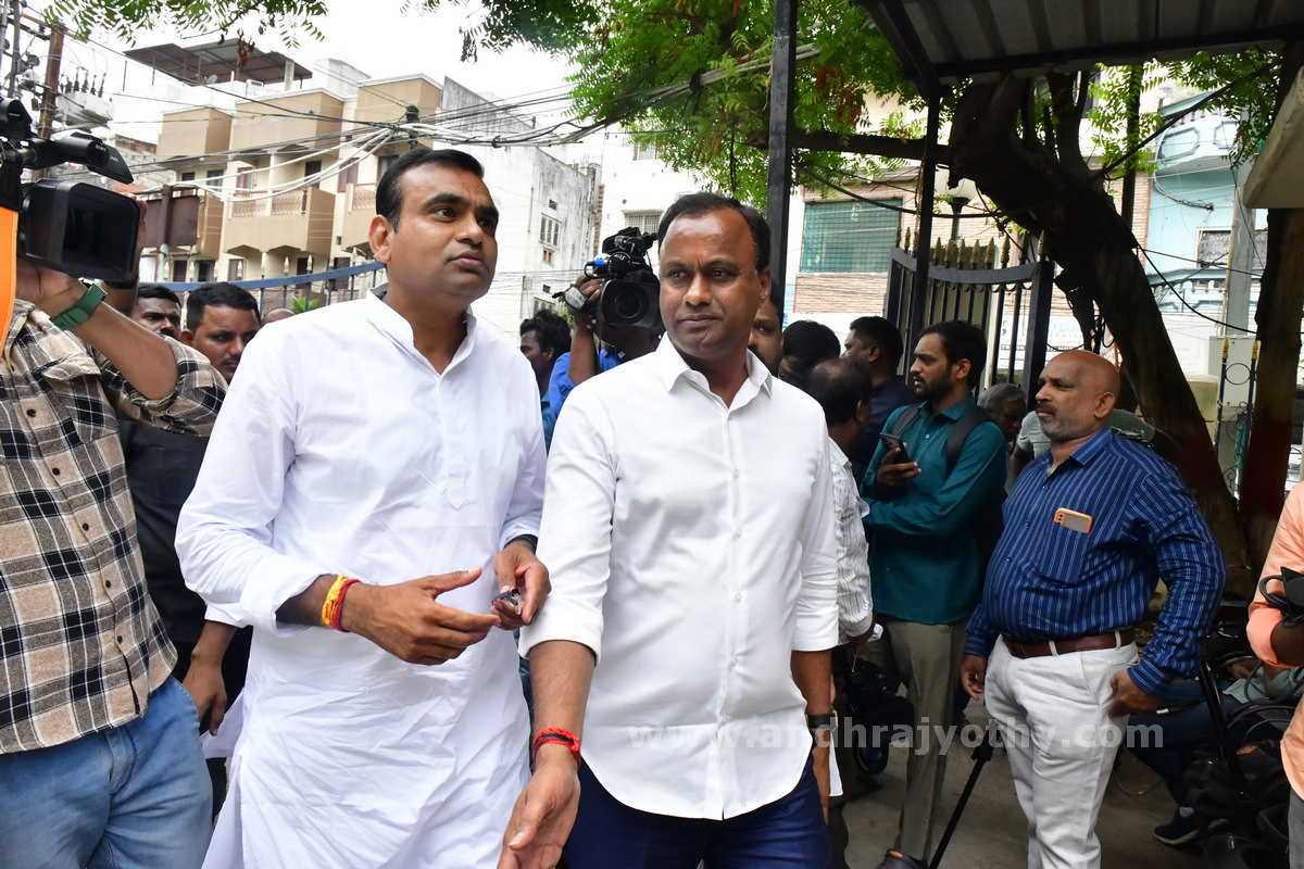 నాంపల్లి కోర్టుకు దీపాదాస్‌ మున్షీ