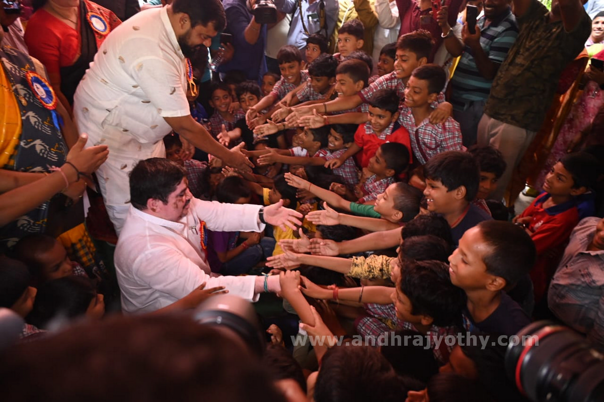 స్కూళ్లు తెరుచుకున్నాయి..
