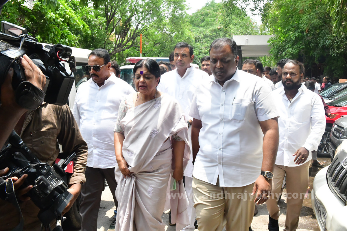 నాంపల్లి కోర్టుకు దీపాదాస్‌ మున్షీ