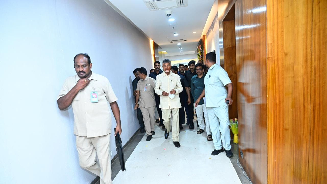 CM Chandrababu: చంద్రబాబు సీఎం కావడంతో..  విజయవాడకు తెలంగాణ యువకుల పాదయాత్ర