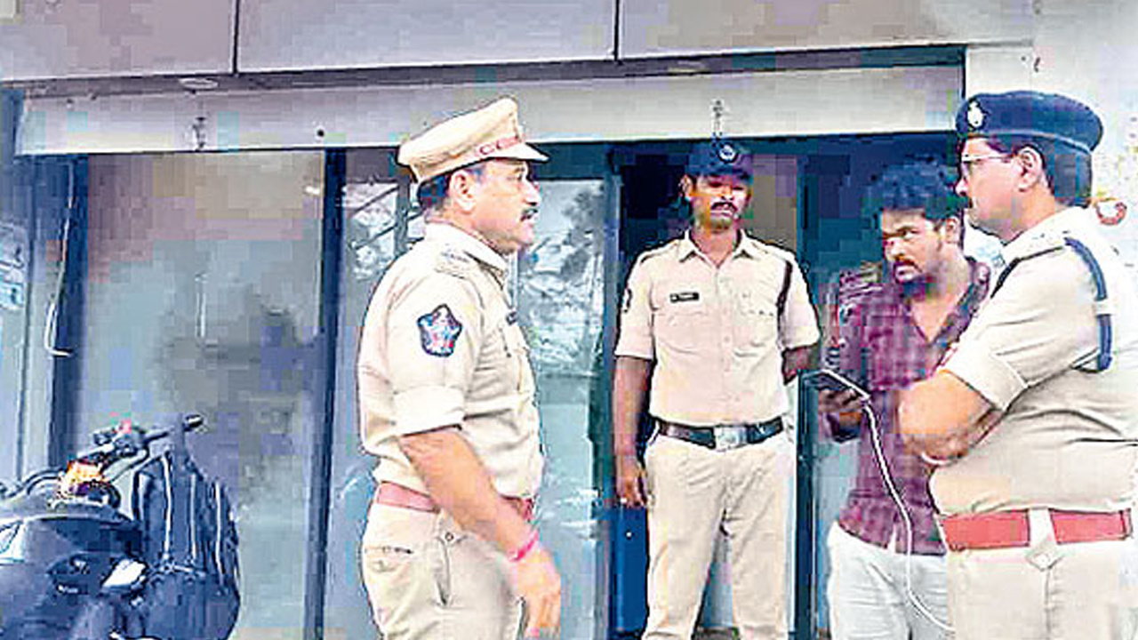 Crime news: పరవాడలో ఏటీఎం చోరీ.. ఎంత నగదు ఎత్తుకెళ్లారంటే..?