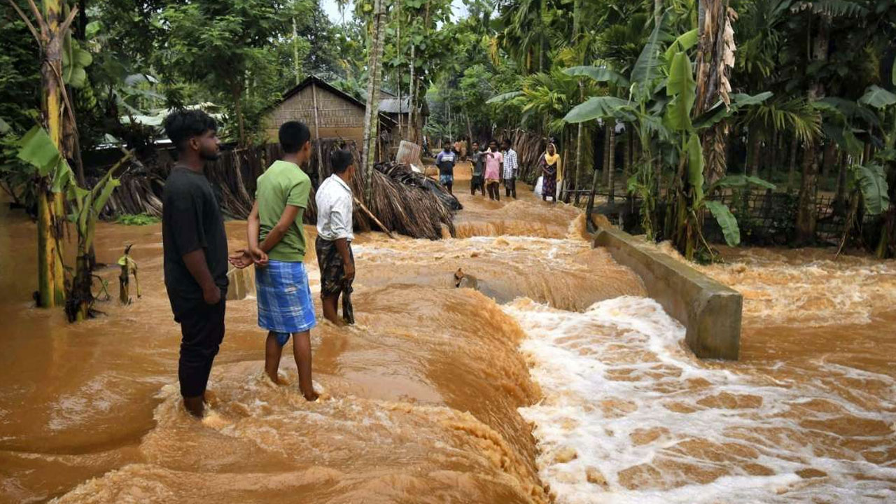 Assam floods: మళ్లీ భారీ వర్షాలు, వరదలు.. 25కి చేరిన మృతులు 