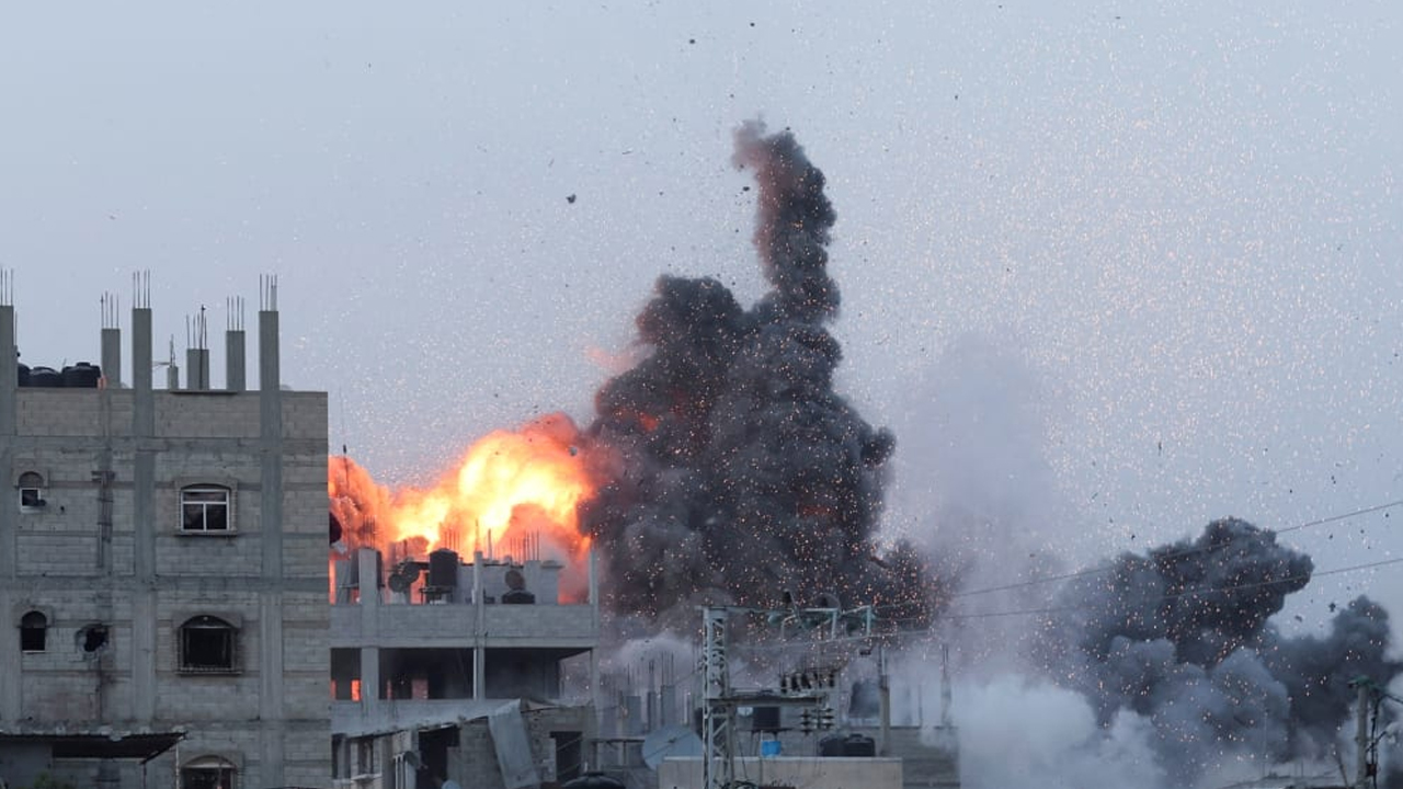 Israel bombards Gaza school: గాజా స్కూల్‌పై ఇజ్రాయెల్ బాంబు దాడి.. 39 మంది మృత్యువాత!