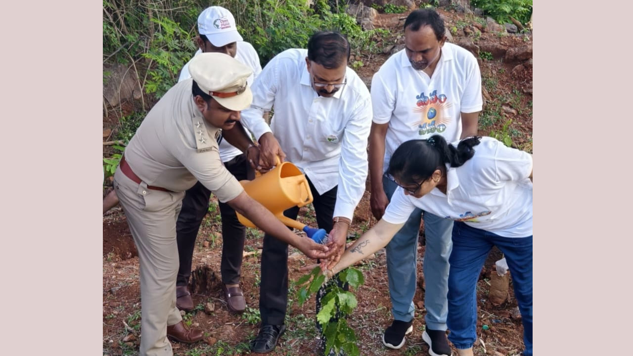 విశాఖపట్నంలో యాక్సిస్ బ్యాంక్ పరిశుభ్రత మరియు చెట్ల పెంపకం డ్రైవ్