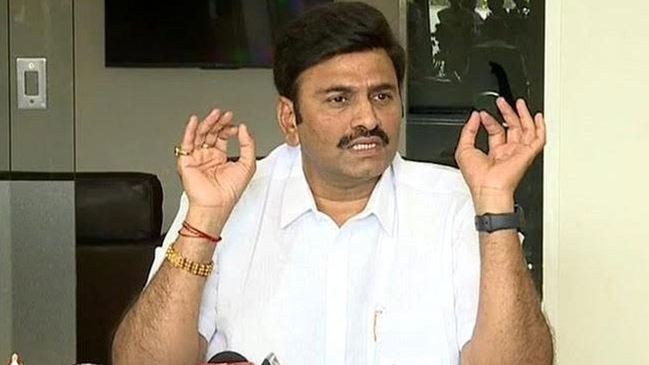 AP News: ‘వాళ్లు ఎంతటి దుర్మార్గులో నాకు తెలుసు’.. రఘురామ సంచలన కామెంట్స్..