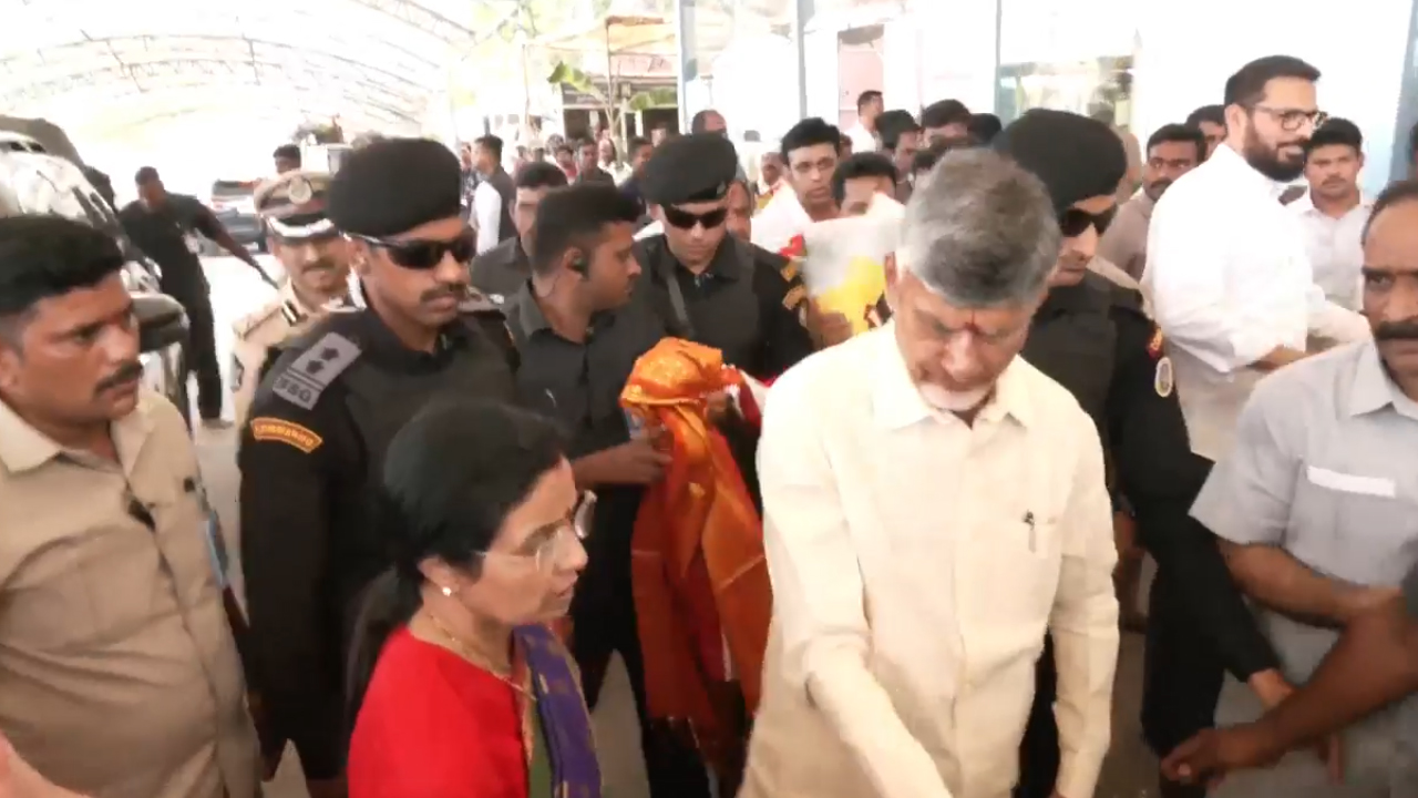 Chandrababu: ఇంద్రకీలాద్రి అమ్మవారిని దర్శించుకున్న సీఎం చంద్రబాబు