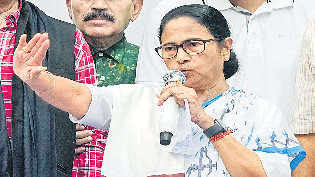 Mamata: ఏమో.. మోదీ సర్కారు 15 రోజుల్లో కూలిపోవచ్చు