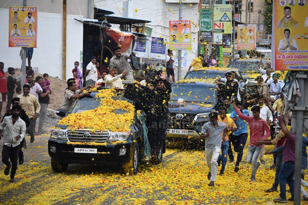 చంద్రబాబుకి అమరావతి నీరాజనం