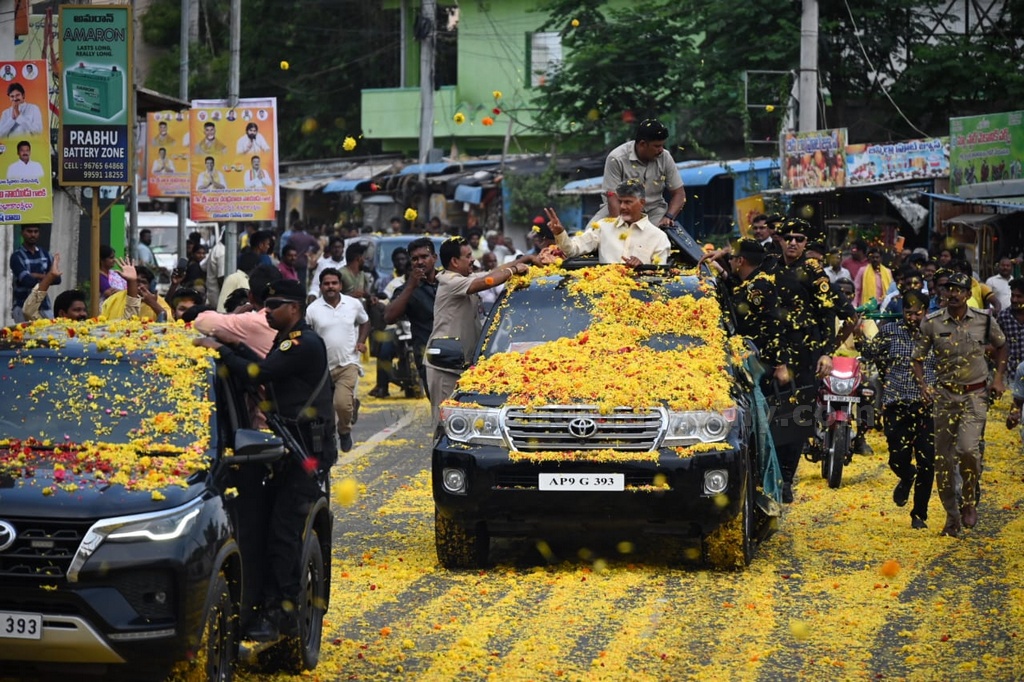 చంద్రబాబుకి అమరావతి నీరాజనం