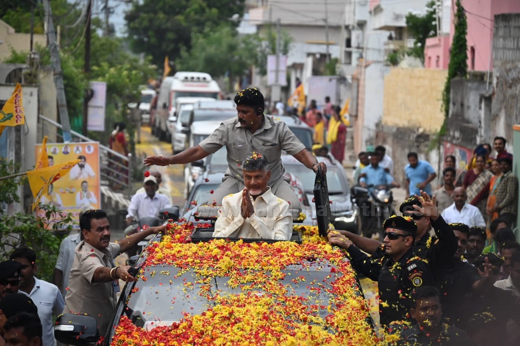 చంద్రబాబుకి అమరావతి నీరాజనం