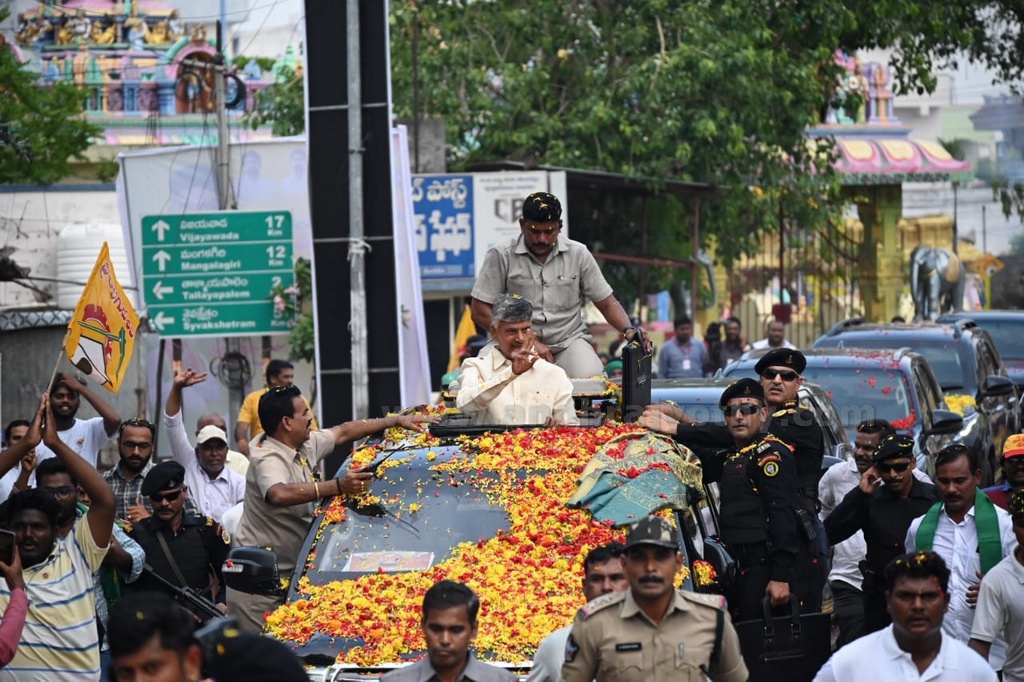 చంద్రబాబుకి అమరావతి నీరాజనం