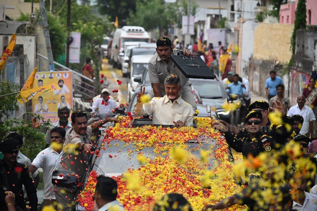 చంద్రబాబుకి అమరావతి నీరాజనం