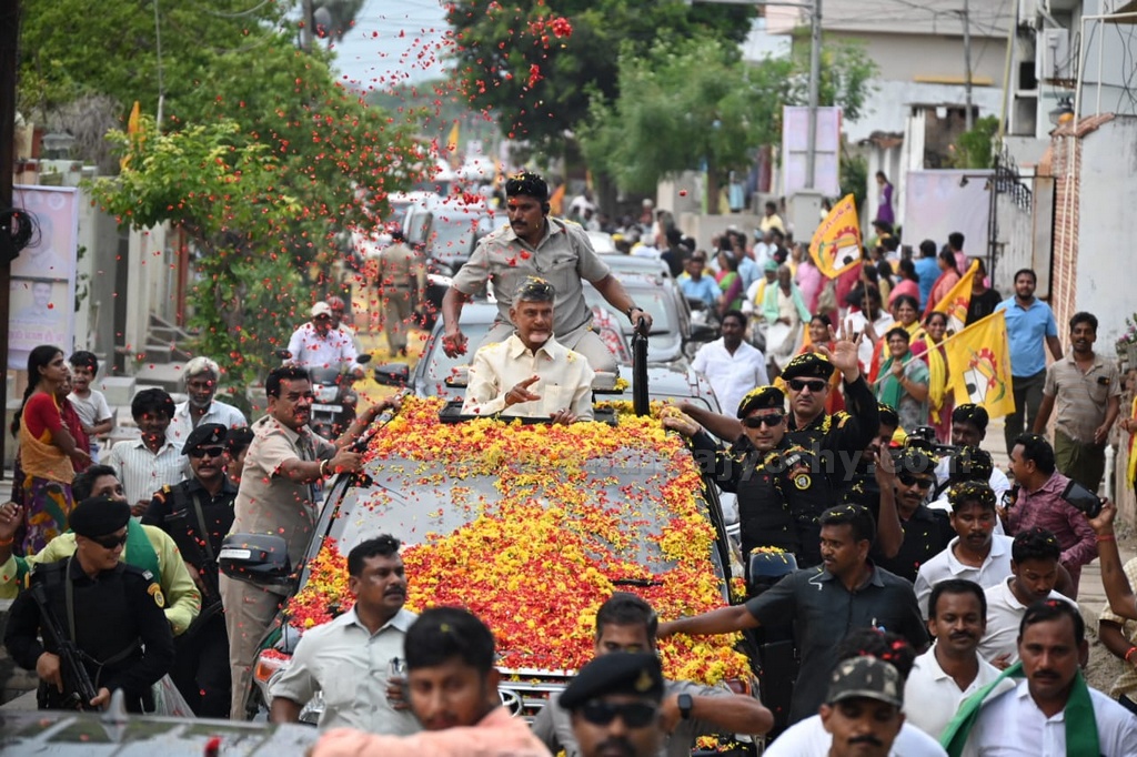 చంద్రబాబుకి అమరావతి నీరాజనం