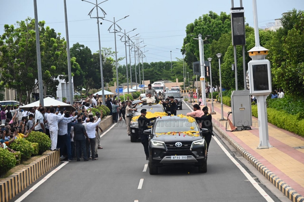 చంద్రబాబుకి అమరావతి నీరాజనం