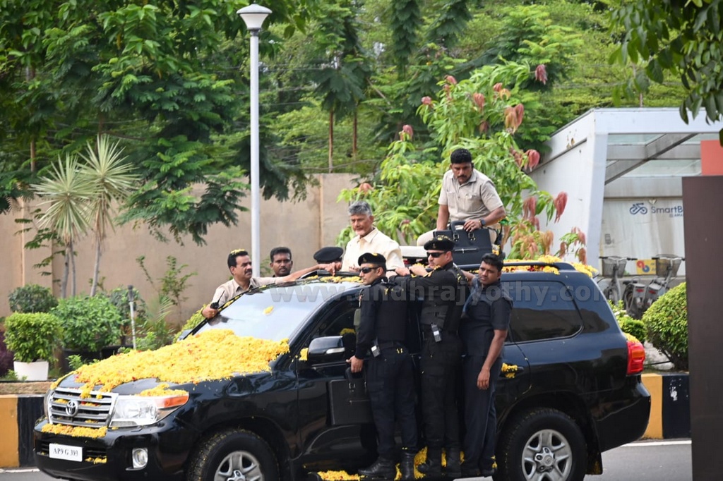 చంద్రబాబుకి అమరావతి నీరాజనం