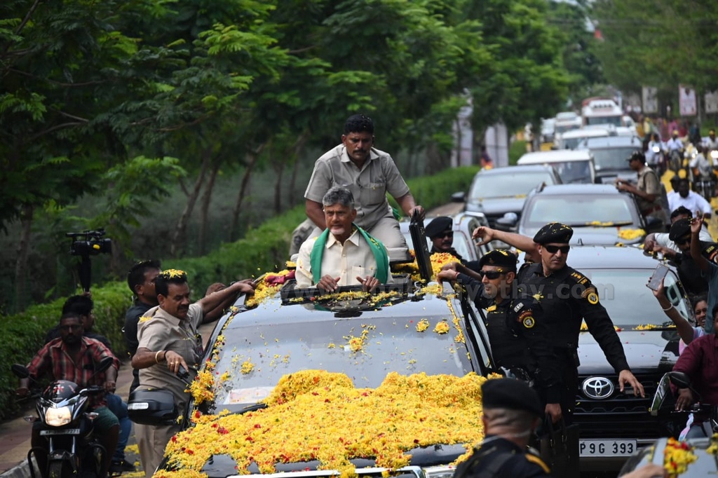 చంద్రబాబుకి అమరావతి నీరాజనం