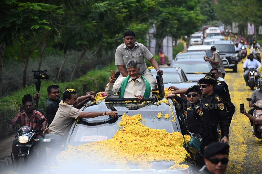 చంద్రబాబుకి అమరావతి నీరాజనం