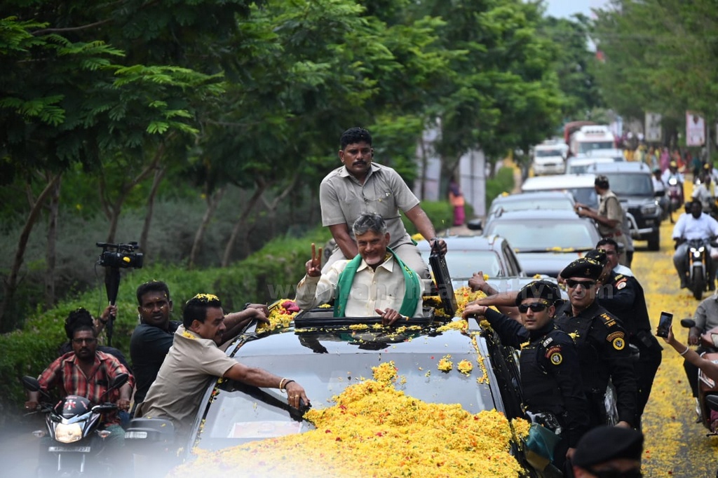 చంద్రబాబుకి అమరావతి నీరాజనం