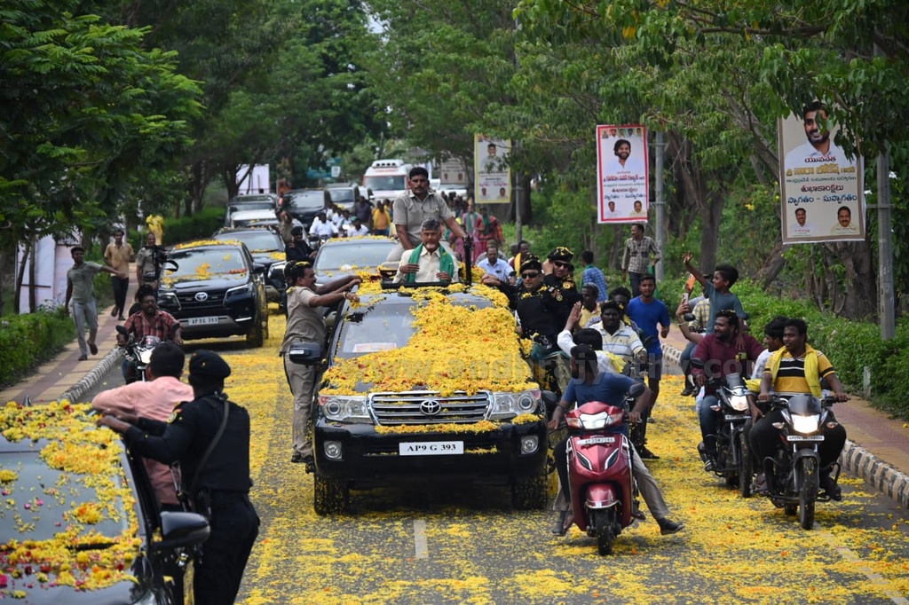 చంద్రబాబుకి అమరావతి నీరాజనం