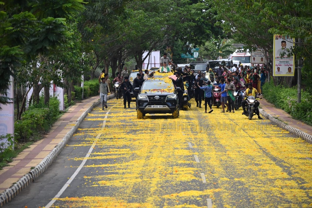 చంద్రబాబుకి అమరావతి నీరాజనం