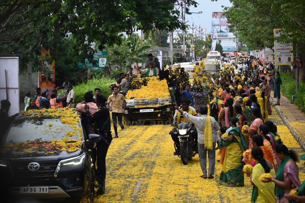 చంద్రబాబుకి అమరావతి నీరాజనం