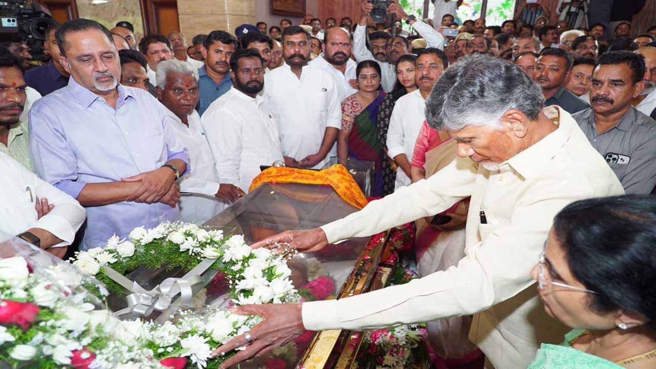 Ramoji Rao: అక్షరయోధుడికి ప్రముఖుల నివాళి... 