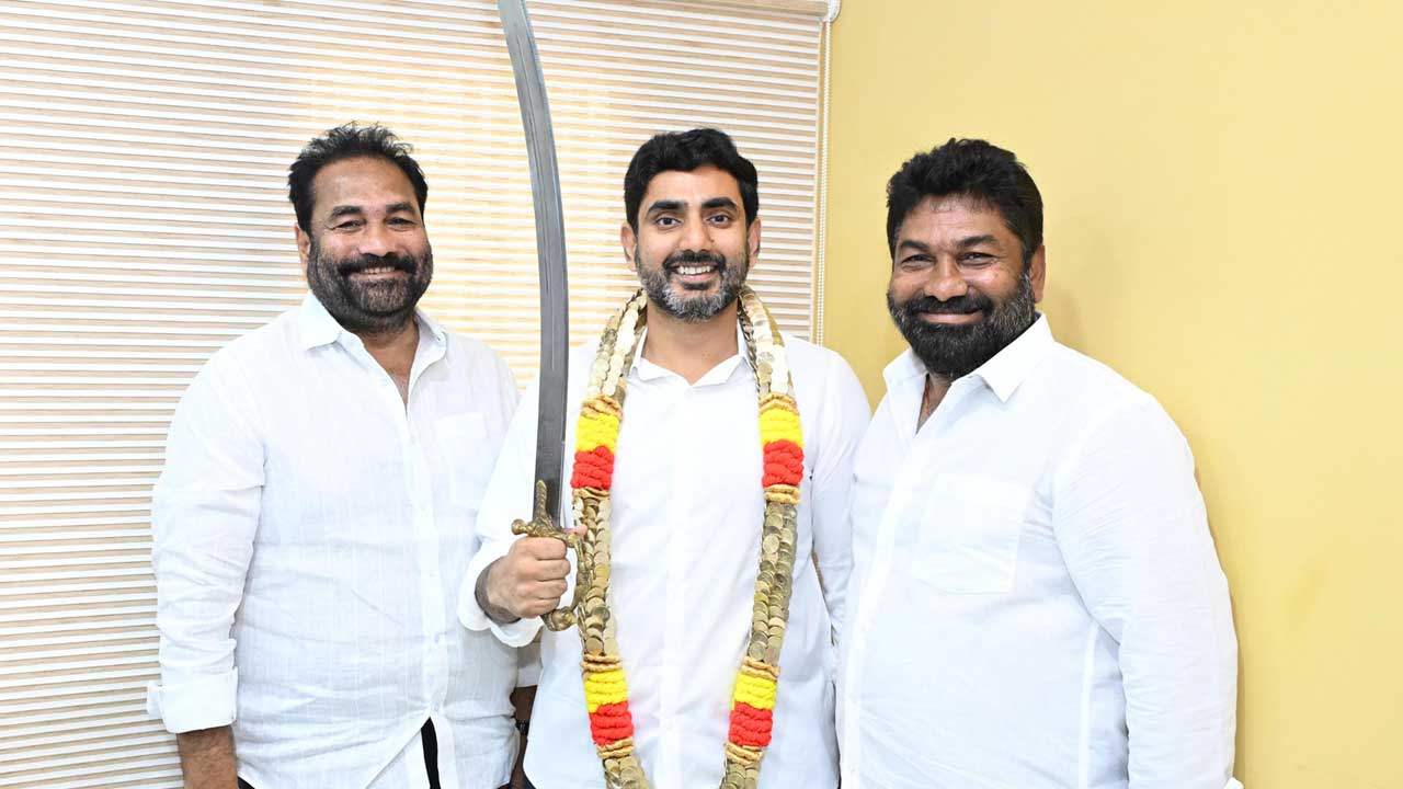 శ్రీలక్ష్మీ నరసింహస్వామిని దర్శించుకున్న లోకేష్ దంపతులు