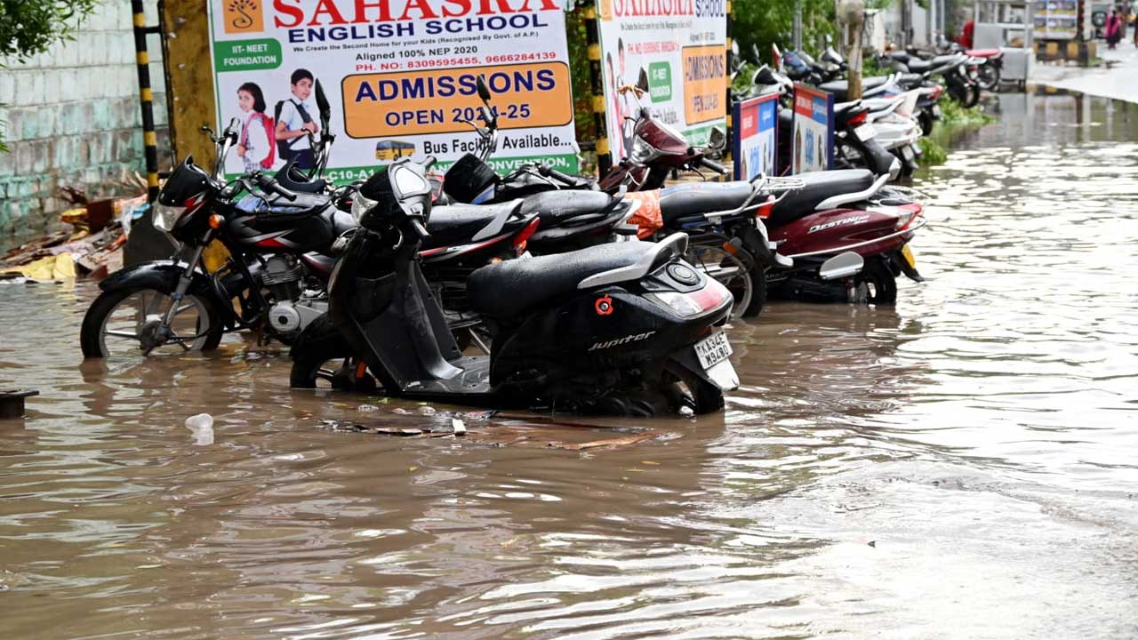 కర్నూలులో భారీ వర్షం.. లోతట్టు కాలనీలు జలమయం