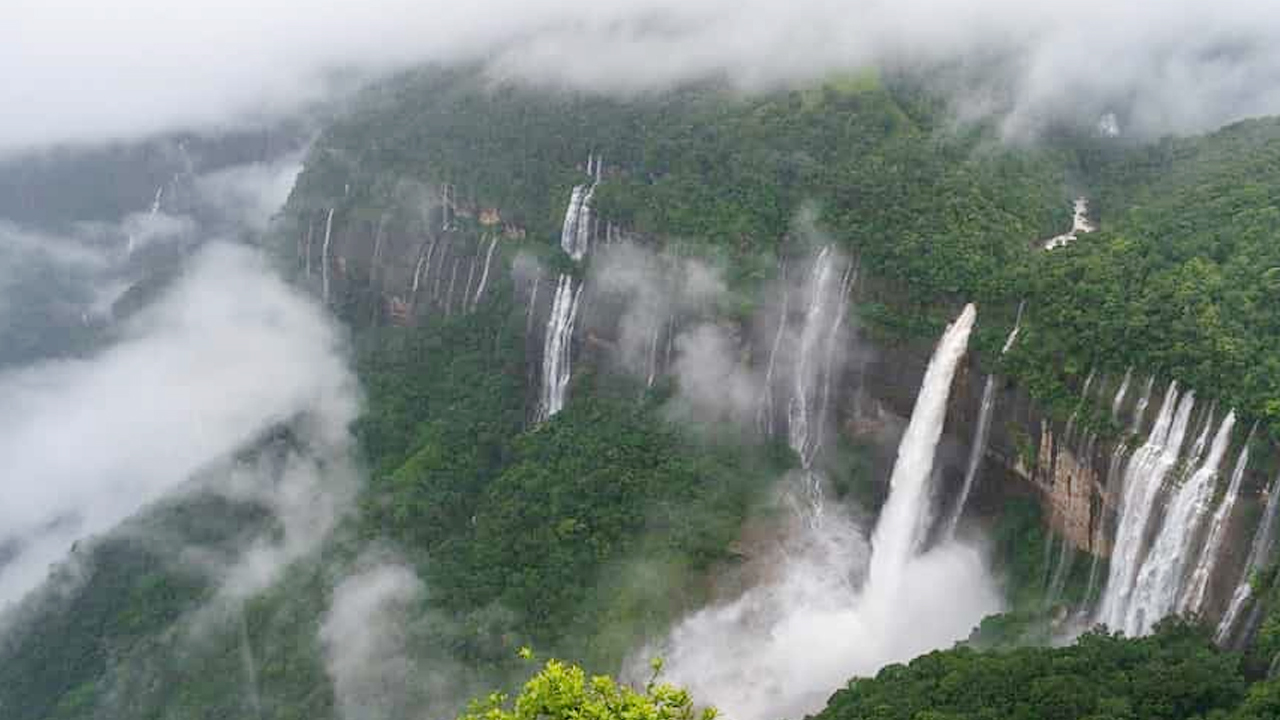 Monsoon Tourist Places: దేశంలో వర్షాకాలంలో చూడాల్సిన బెస్ట్ టూరిస్ట్ ప్రాంతాలు