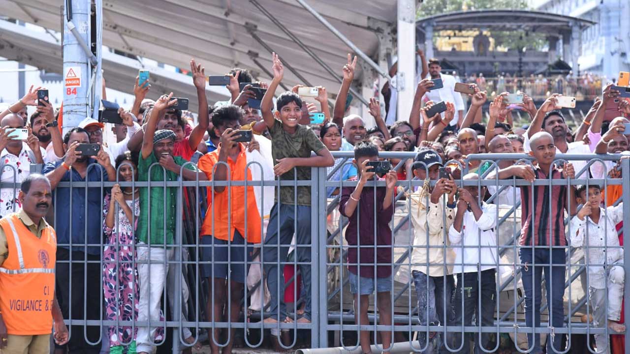 Tirumala:  శ్రీవారిని దర్శించుకున్న చంద్రబాబు కుటుంబం..