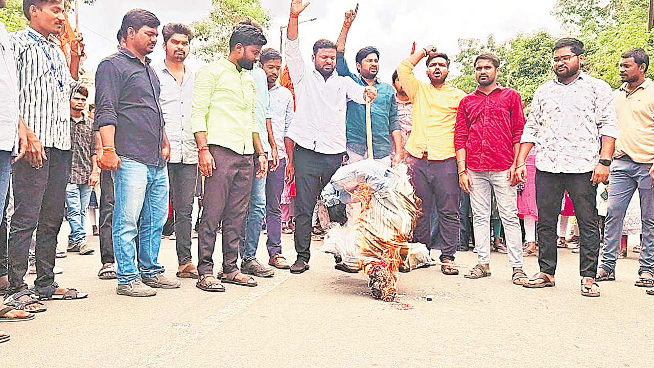 Students: నీట్‌ మళ్లీ నిర్వహించాల్సిందే..