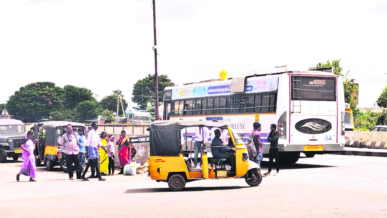 BUS : ప్రమాదమని తెలిసినా... మారని తీరు