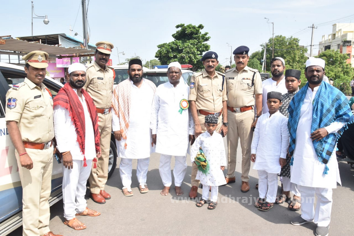 భక్తిశ్రద్ధలతో బక్రీద్‌ 