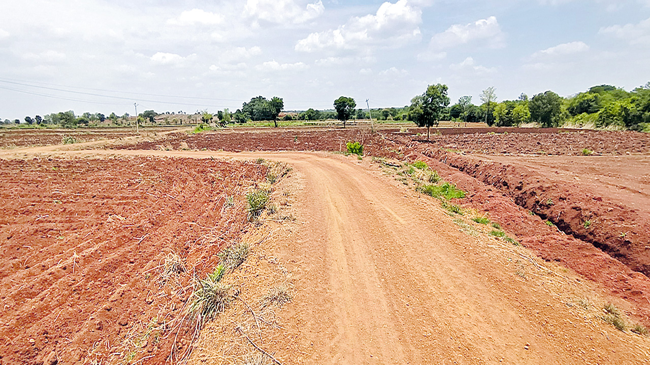 Vikarabad: రైతు పొలం నుంచి అక్రమంగా రోడ్డు..