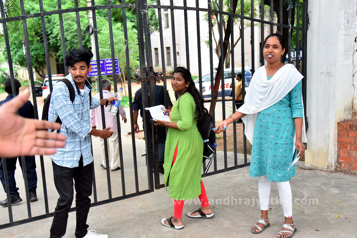 ప్రశాంతంగా సివిల్స్‌ ప్రిలిమినరీ పరీక్ష