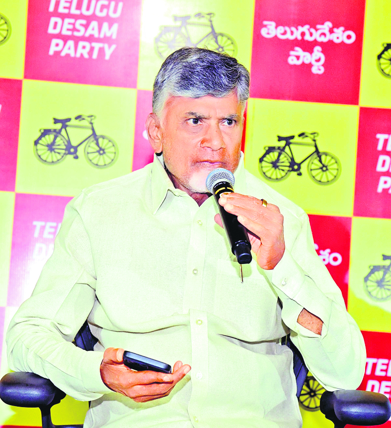 కార్యకర్తలను కాపాడుకోవాలి: చంద్రబాబు