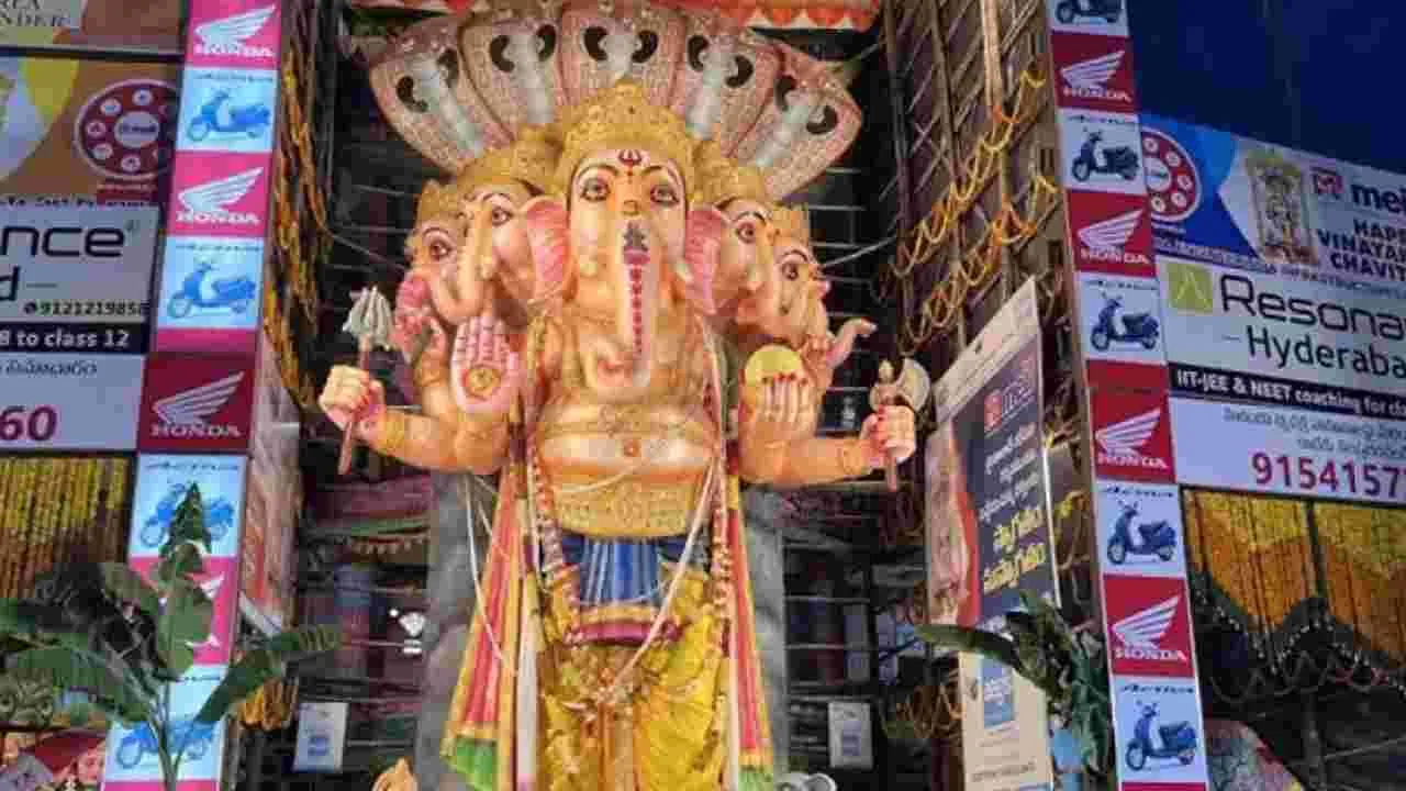 Khairathabad Ganesh: ఖైరతాబాద్ గణేష్ వద్ద టెన్షన్.. టెన్షన్.. 70 ఏళ్ల చరిత్రలో తొలిసారిగా..