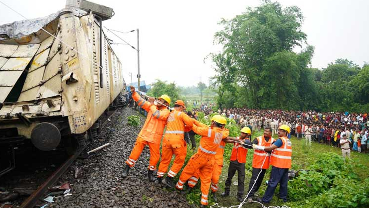 Bengal train collision: బెంగాల్‌లో రైలు ప్రమాాదాన్ని 'కవచ్' నివారించలేదా.. ఈ వ్యవస్థ ఎలా పనిచేస్తుంది..?