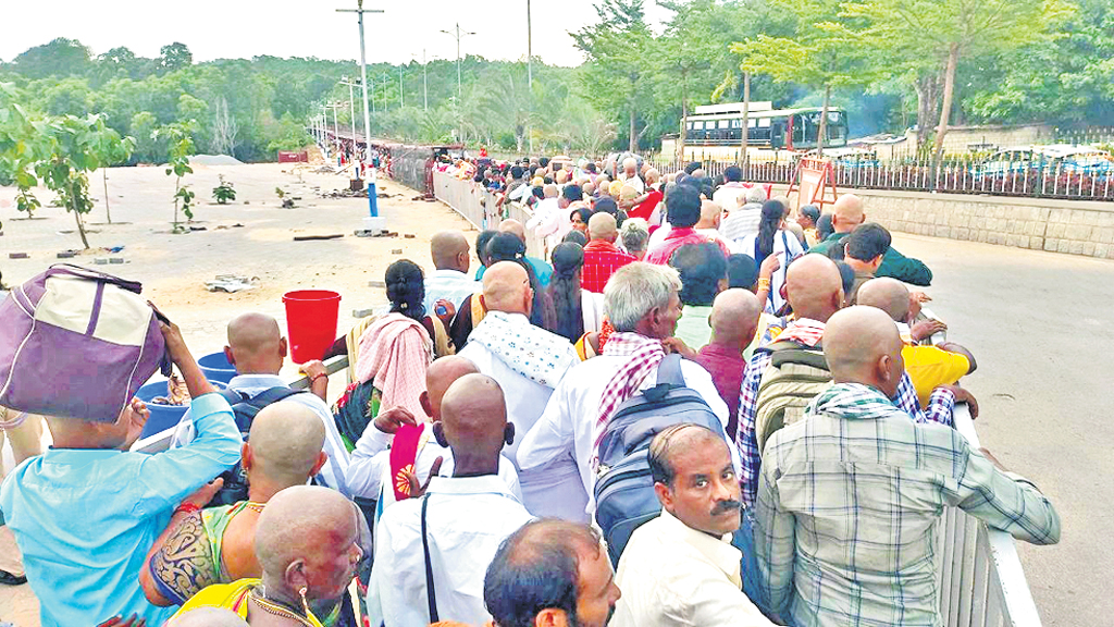 Devotees: శ్రీవారి సర్వదర్శనానికి 36 గంటలు