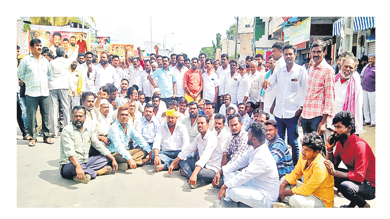 Janasena Leaders: పుంగనూరులో నిరసన సెగ పెద్దిరెడ్డీ ‘గోబ్యాక్‌’