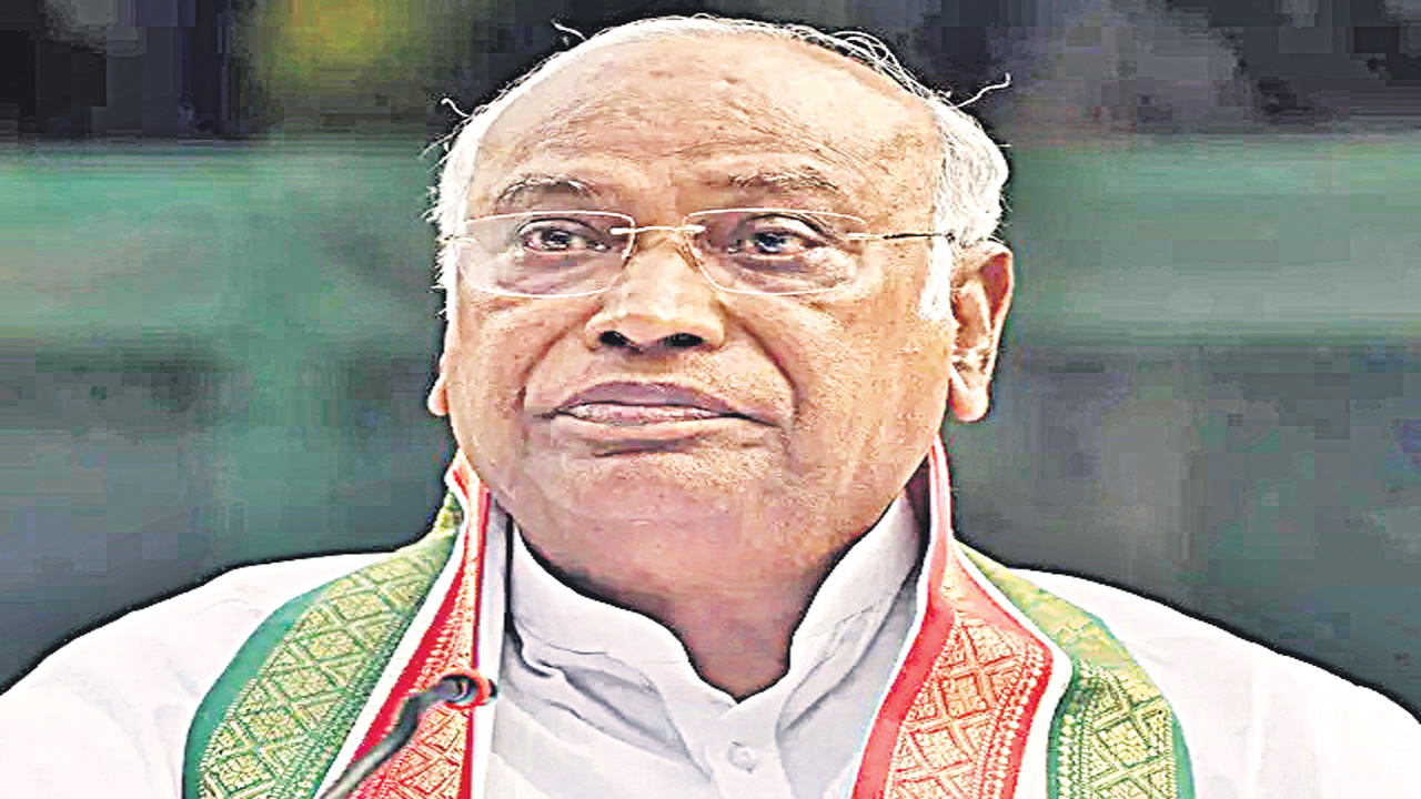 Mallikarjun Kharge : లీకేజీ నిరోధక చట్టం కంటి తుడుపు చర్య!