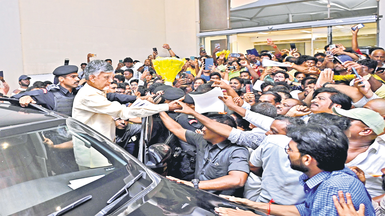 Ap CM Chandrababu :అహంకారానికి దూరంగా.. బాధ్యతతో  పనిచేద్దాం 