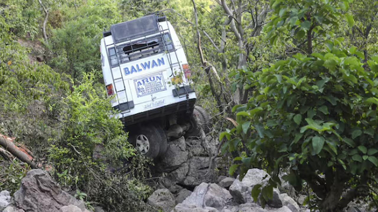 Accident: లోయలోకి దూసుకెళ్లిన బస్సు.. నలుగురు మృతి, పలువురికి గాయాలు