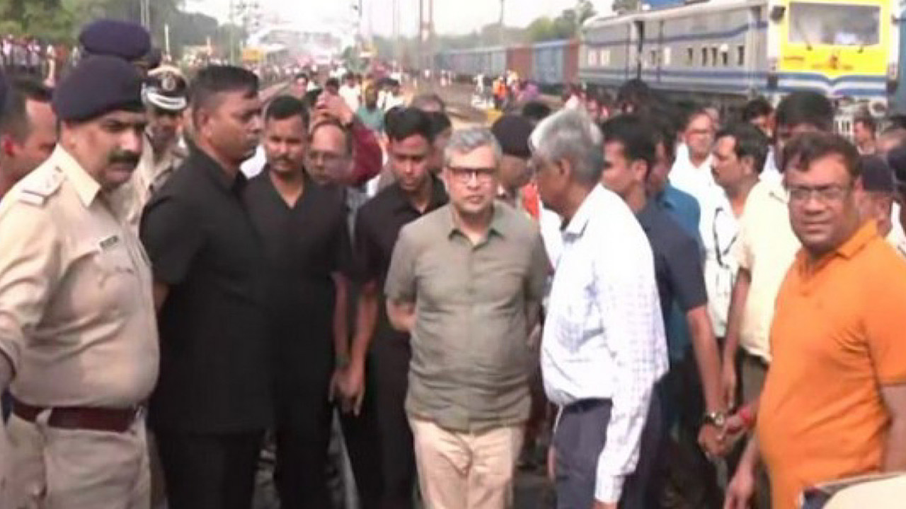 Train accident: రైలు ప్రమాదస్థలికి బైక్‌పై కేంద్ర మంత్రి.. రాజకీయాలకు సమయం కాదని స్పష్టీకరణ