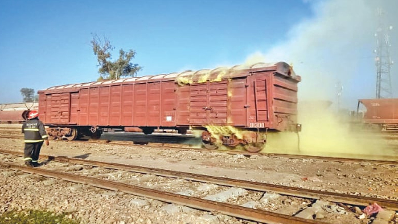 Train Bogie: భోగీల నుంచి ఎగసిపడుతున్న మంటలు 