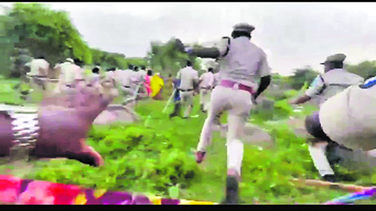 Hyderabad: మియాపూర్‌లో రణరంగం.. పోలీసులపై రాళ్లతో మహిళల దాడి.. 