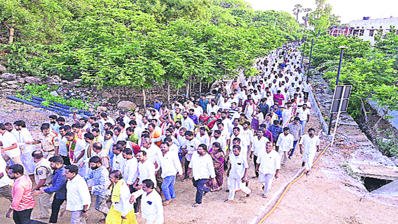 Yadagirigutta:  యాదగిరిగుట్టలో పోటెత్తిన భక్తులు